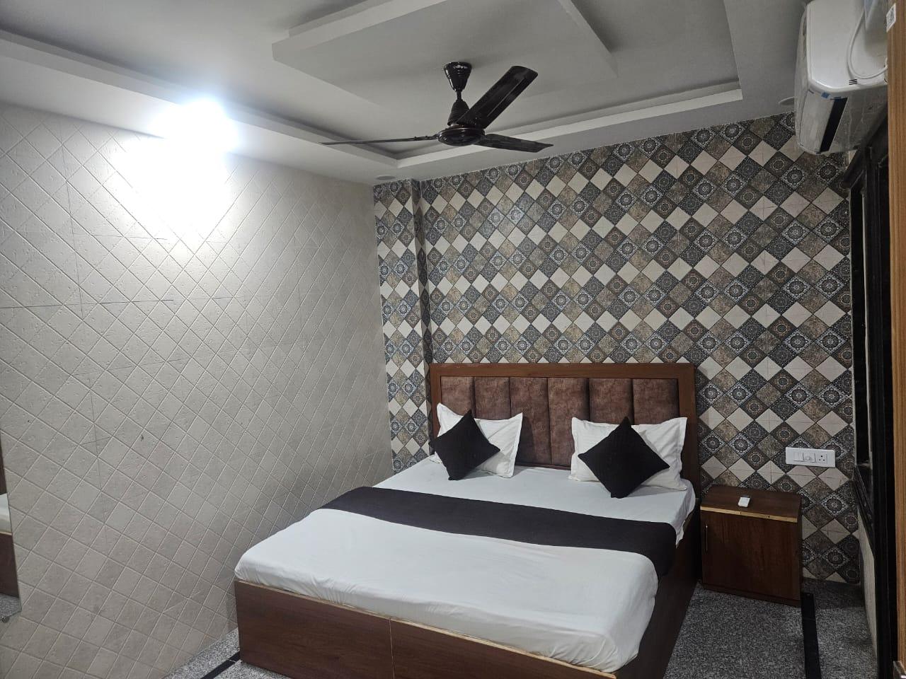 Premium Double Bed AC Room near Banke Bihari Temple