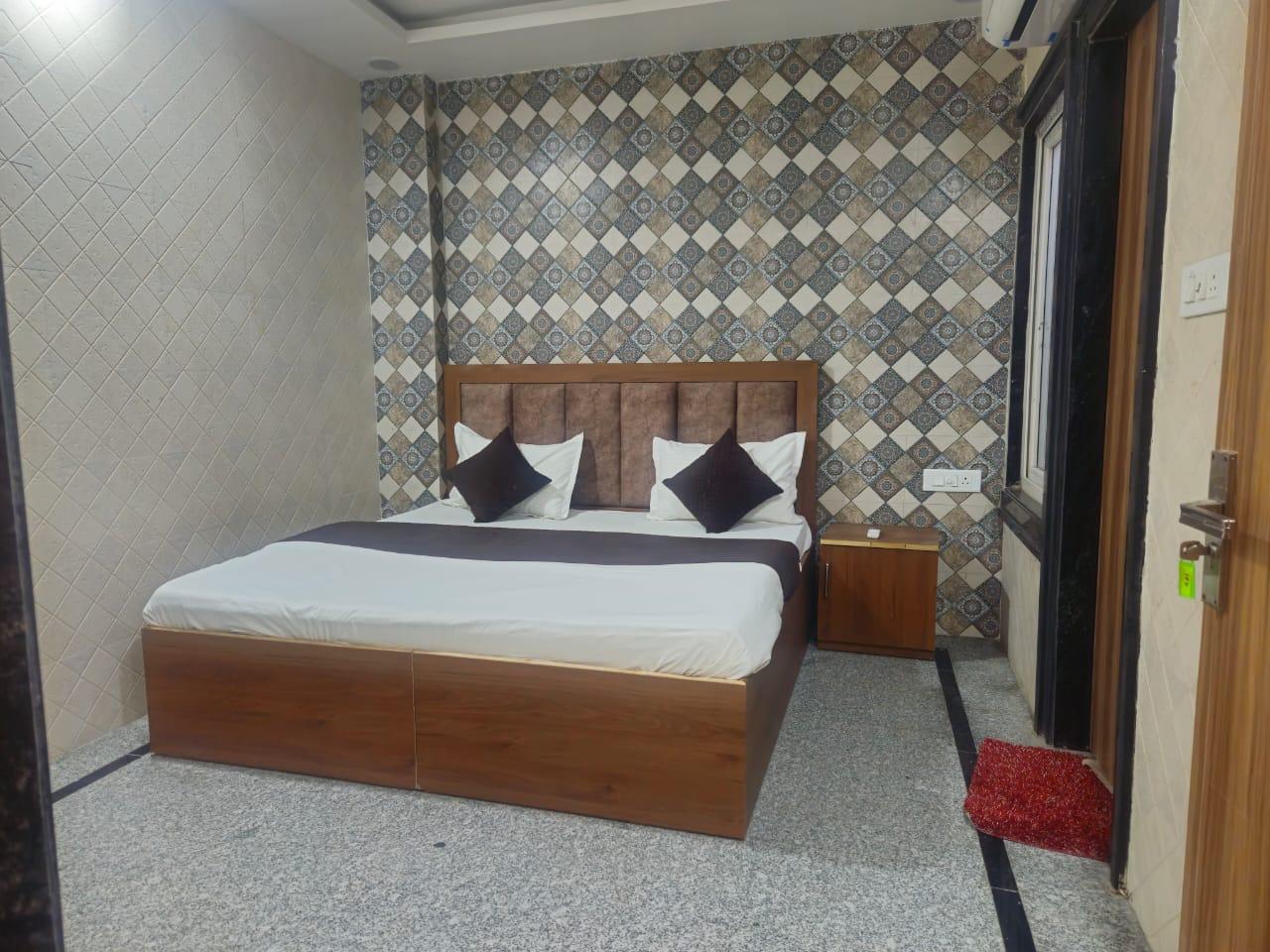 Cozy Double AC Room near Yamuna Ghat
